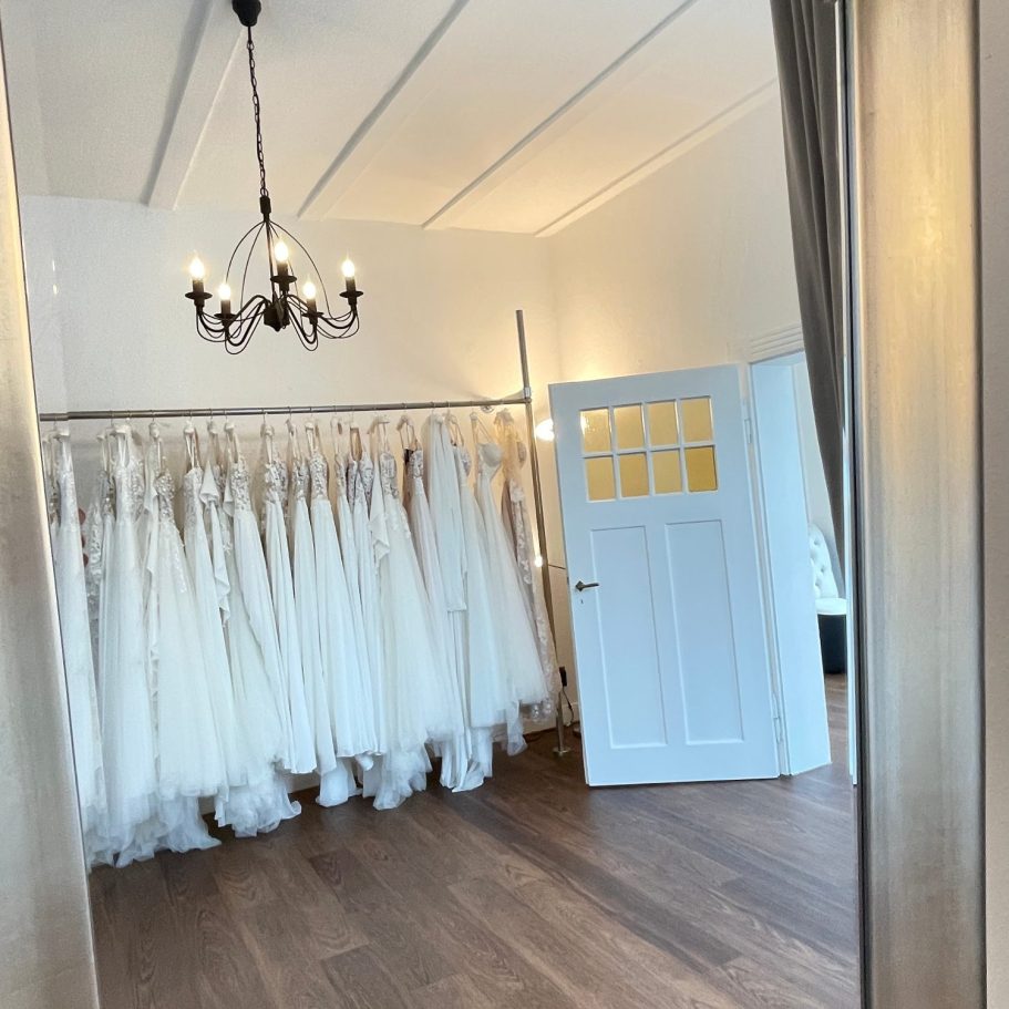 Ein Brautraum mit weißen Hochzeitskleidern im Braut Outlet Warendorf. Große Auswahl zum Outletpreis. 