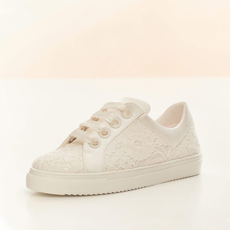 Weißer Brautsneaker mit Spitze-Design von Avalia Shoes mit schnürbarem Verschluss. www.brautoutlet-warendorf.de - BAO