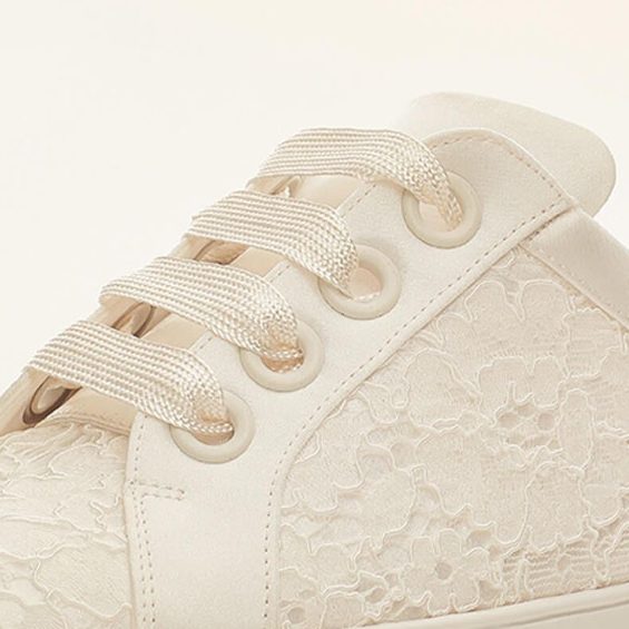 Beige Brautsneaker mit Spitzenmuster und satinartigen Schnürsenkeln zum Outletpreis im Braut Outlet Warendorf. www.brautoutlet-warendorf.de